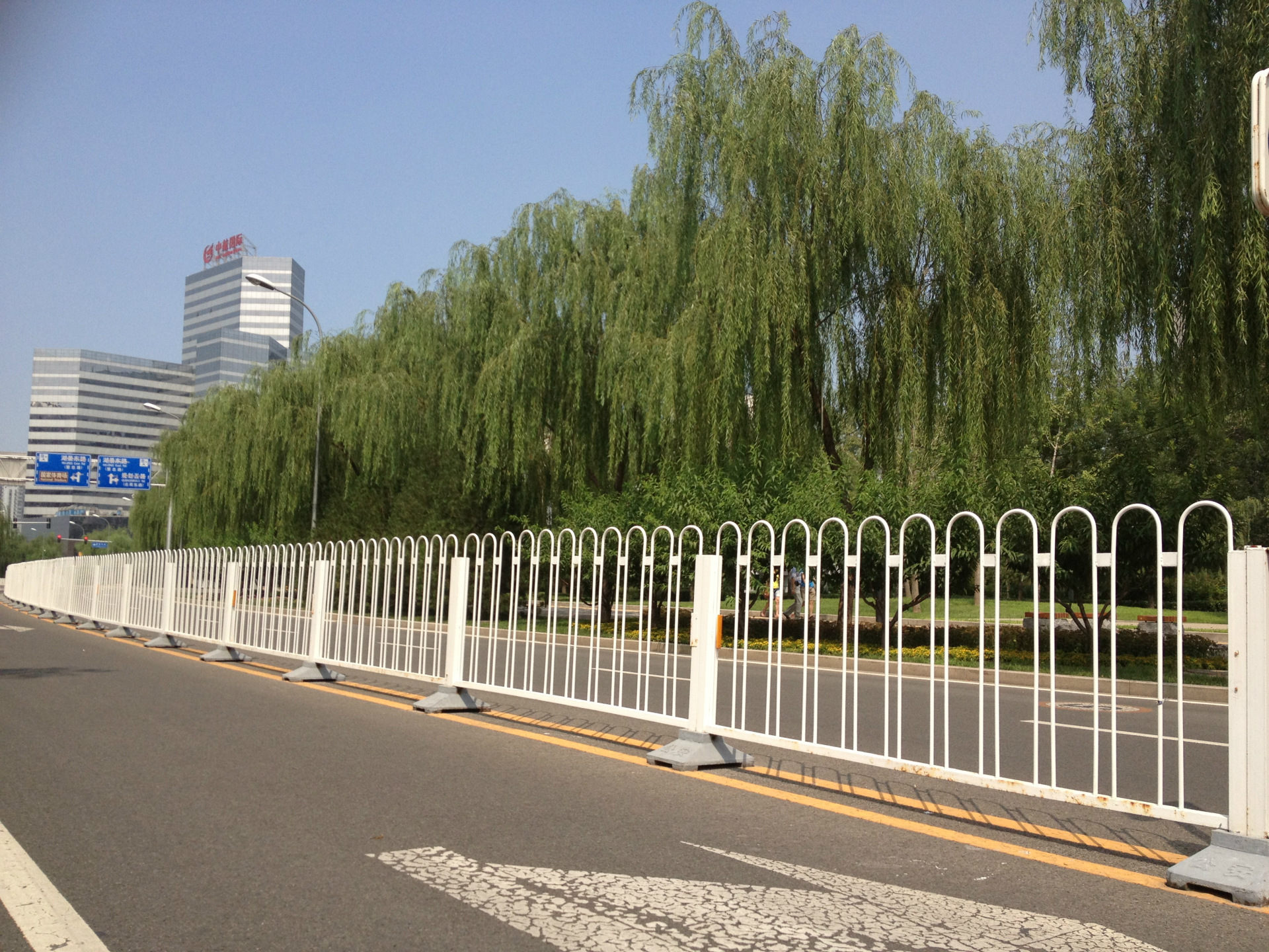 采購交通護(hù)欄需要注意什么問題呢？